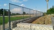 Gabbioni per muretto con recinzione applicata