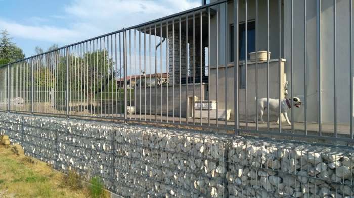 Muretto in gabbioni con recinzione applicata