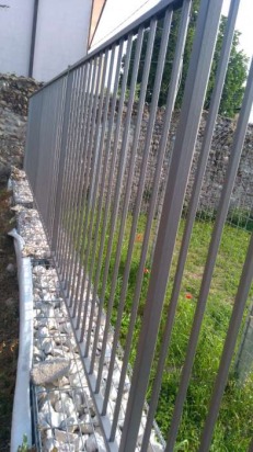 Muretto in gabbioni con recinzione applicata